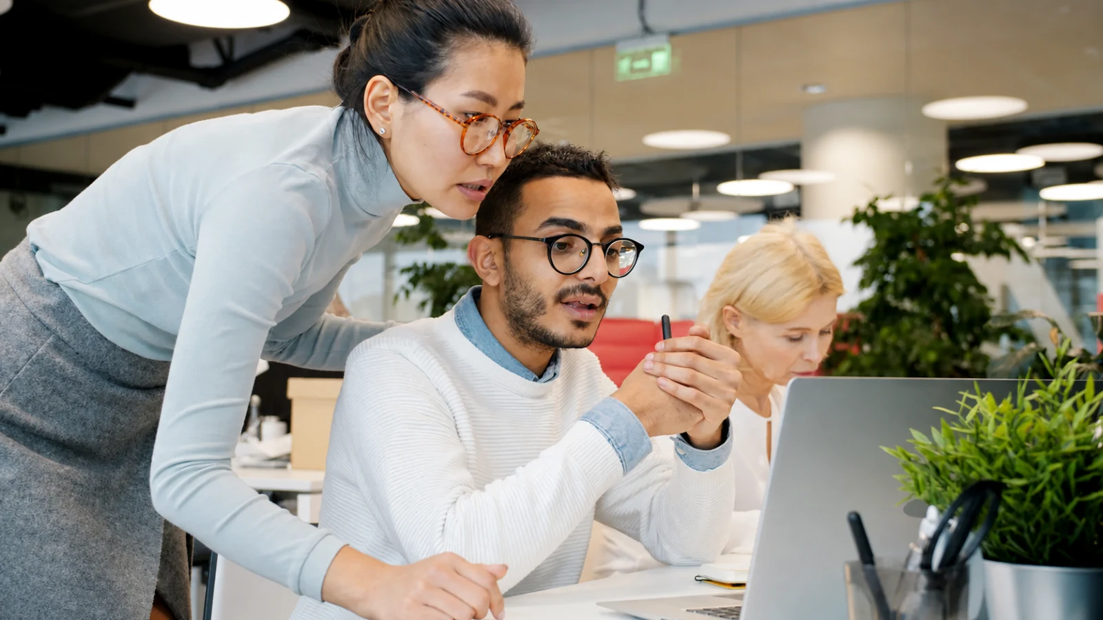 Une équipe échangeant directement autour d’un projet logiciel