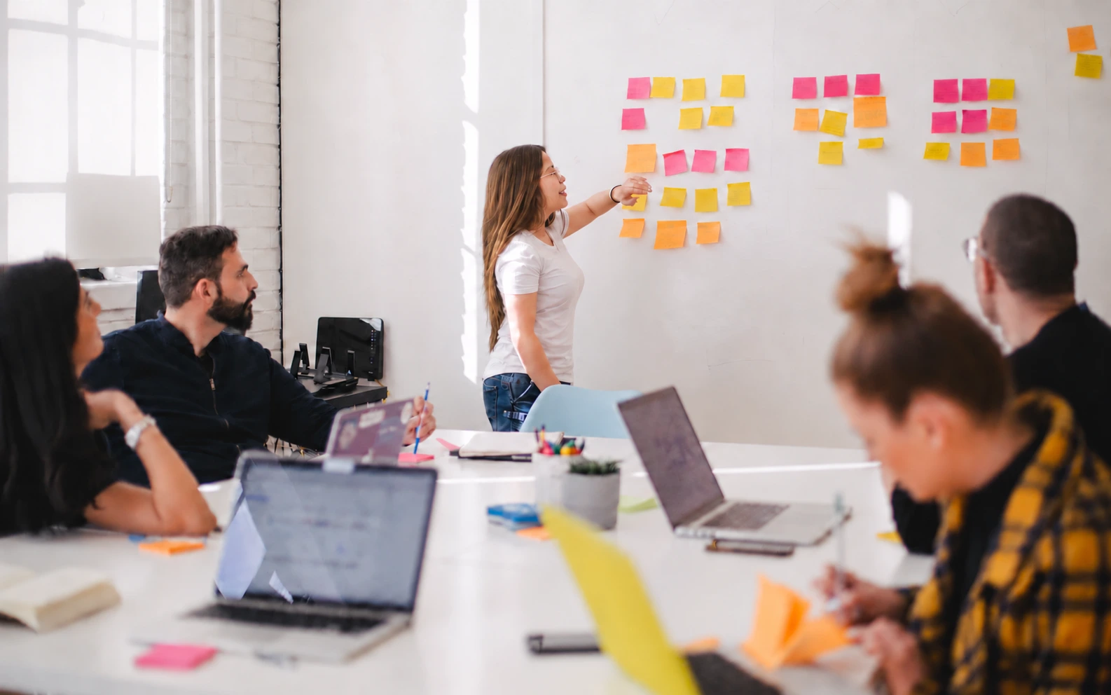 Équipe réunie dans un atelier de travail pour organiser et piloter son activité