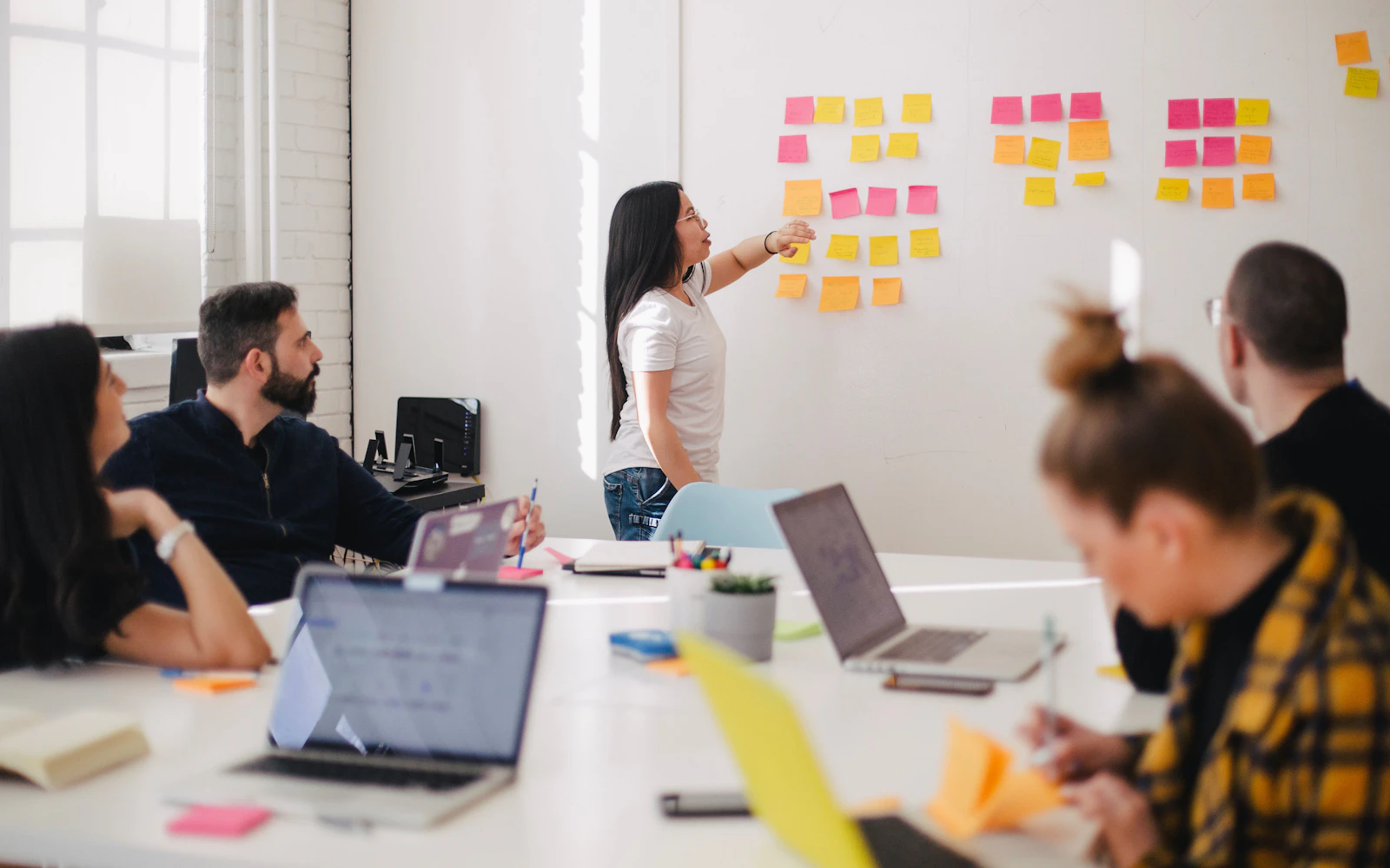 Équipe réunie dans un atelier de travail pour organiser et piloter son activité